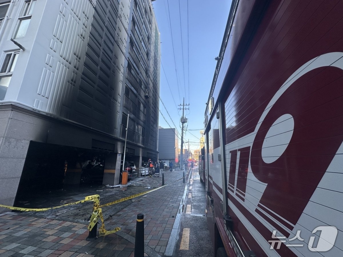 21일 서울 양천구 신월동 아파트 화재 현장의 모습. 2025.11.21. 뉴스1