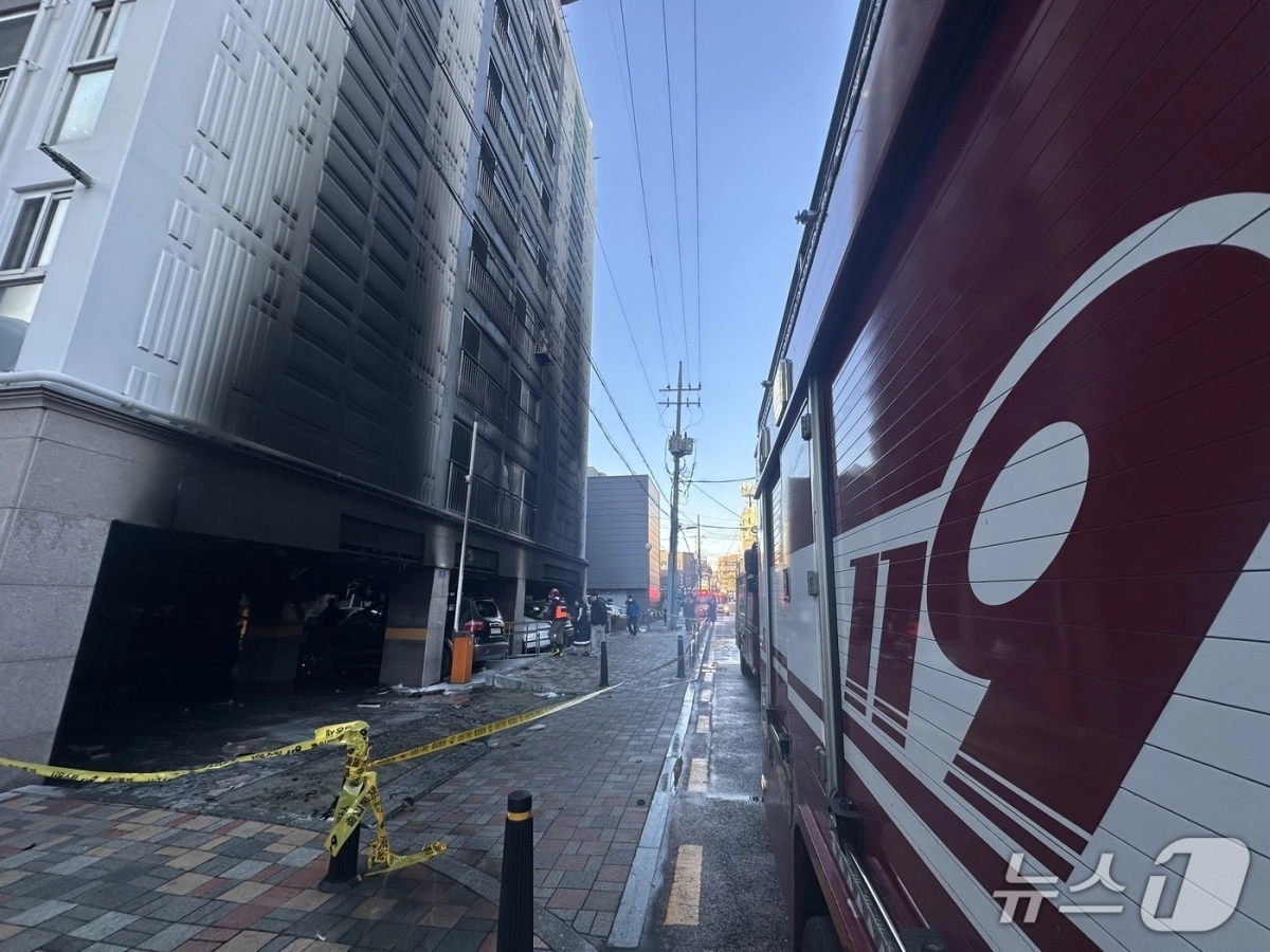 21일 서울 양천구 신월동 아파트 화재 현장의 모습. 2025.11.21. 뉴스1