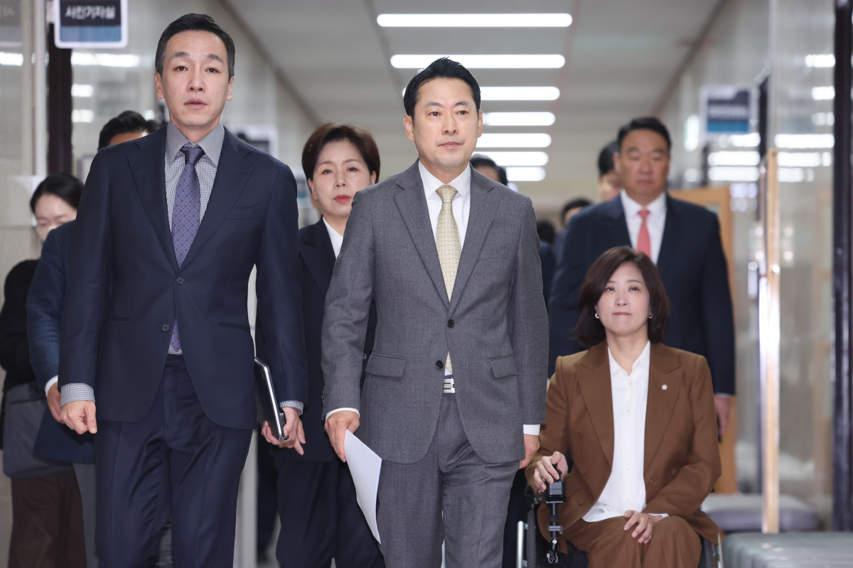 국민의힘 장동혁 대표와 김민수 최고위원, 최보윤 수석대변인이 6일 서울 여의도 국회에서 열린 최고위원회의에 참석하고 있다. 연합뉴스