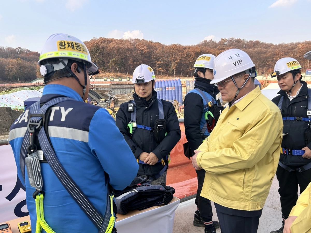 경기주택도시공사 김용진 사장이 20일 안양관양고 공동주택 건설 현장을 찾아 안전 관리 실태 등을 점검하고 있다. (GH 제공)