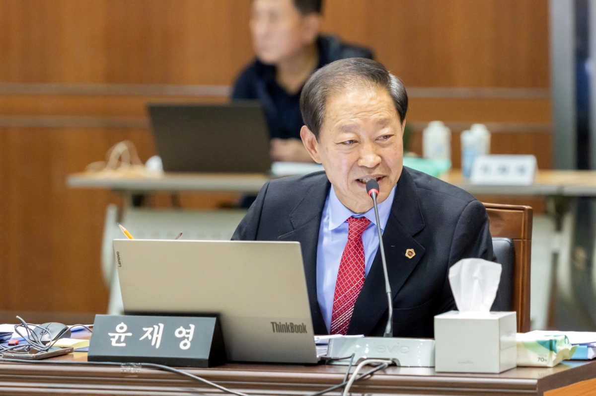 윤재영 의원이 11월 18일 경기아트센터에서 열린 2025년도 문화체육관광국 행정사무감사 종합감사에서 피감기관을 상대로 질의하고 있다.(사진=경기도의회)