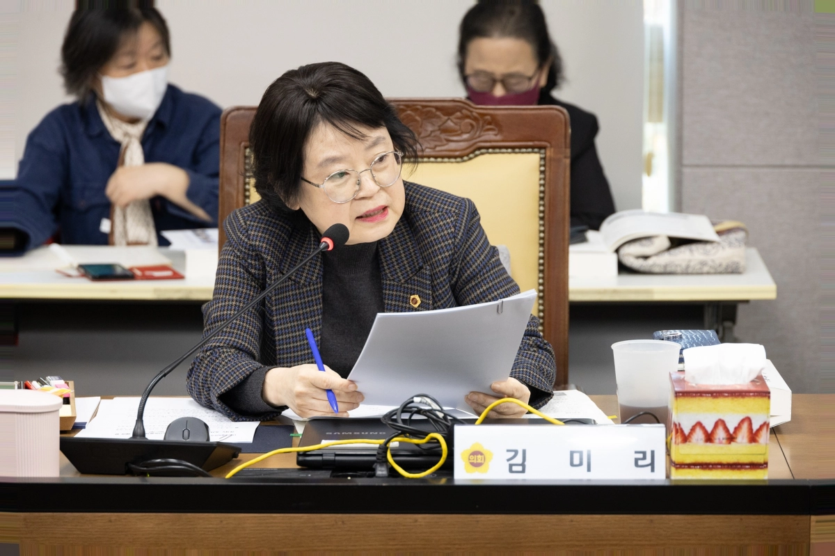 김미리 의원이 17일 경기도 축산동물복지국 행정사무감사에서 피감기관을 상대로 질의하고 있다.(사진=경기도의회)