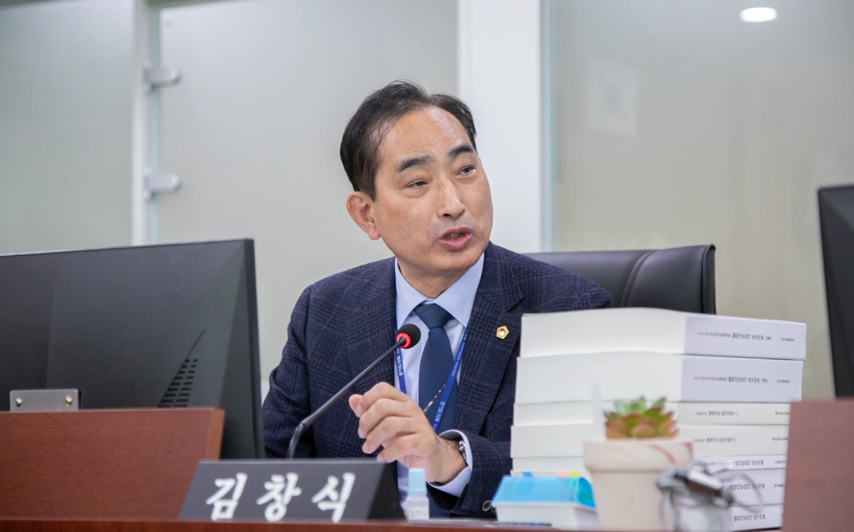 김창식 의원이 19일 열린 제387회 정례회 종합행정사무감사에서 피감기관을 상대로 질의하고 있다.(사진=경기도의회)