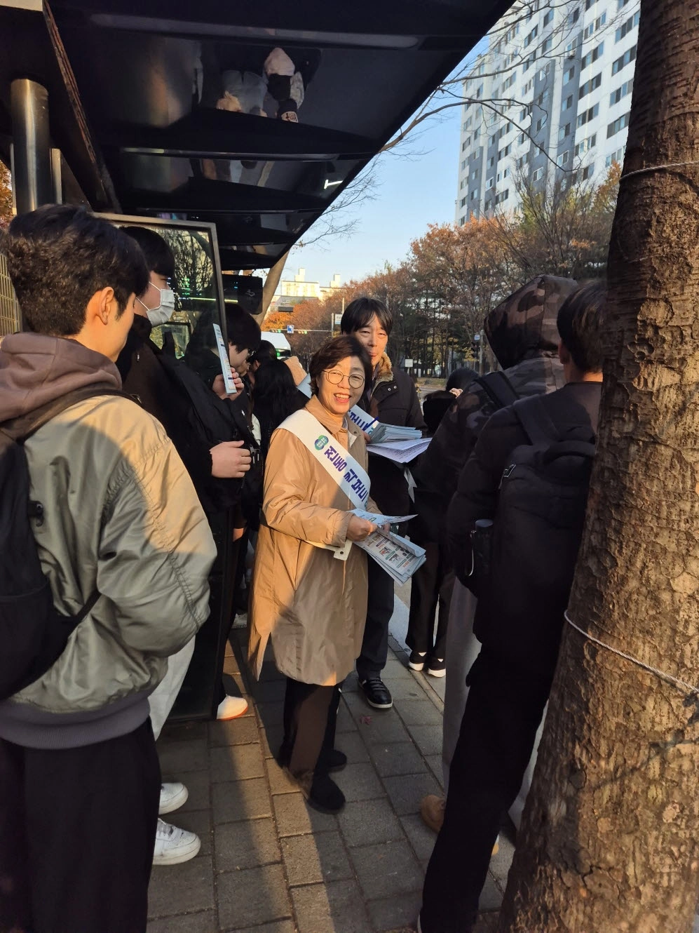 박옥분 의원이 참석자들과 함께 ‘헬멧 착용’, ‘2인 탑승 금지’, ‘보도 주행 금지’ 등 필수 안전수칙이 담긴 리플렛을 배포하며 안전수칙 준수를 당부하고 있다.(사진=경기도의회)