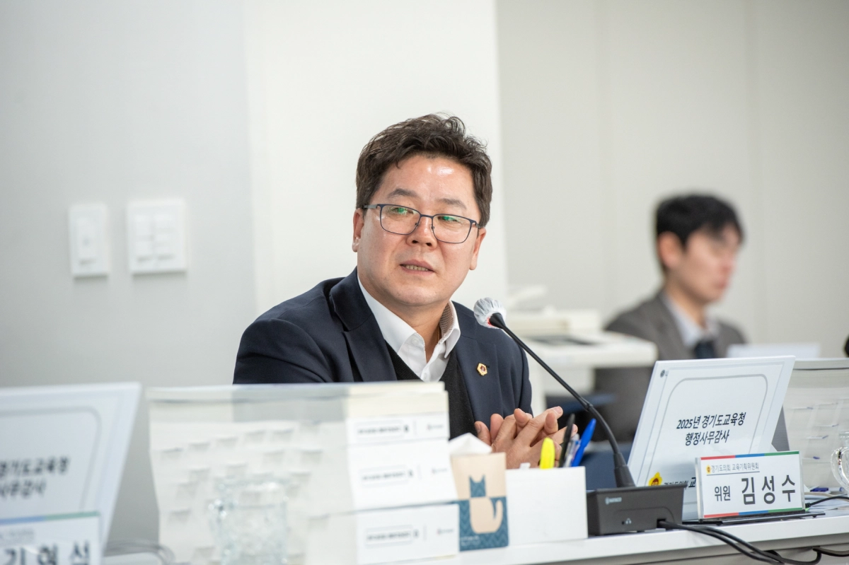 김성수 의원이19일 진행된 행정사무감사에서 피감기관을 상대로 질의하고 있다.(사진=경기도의회)