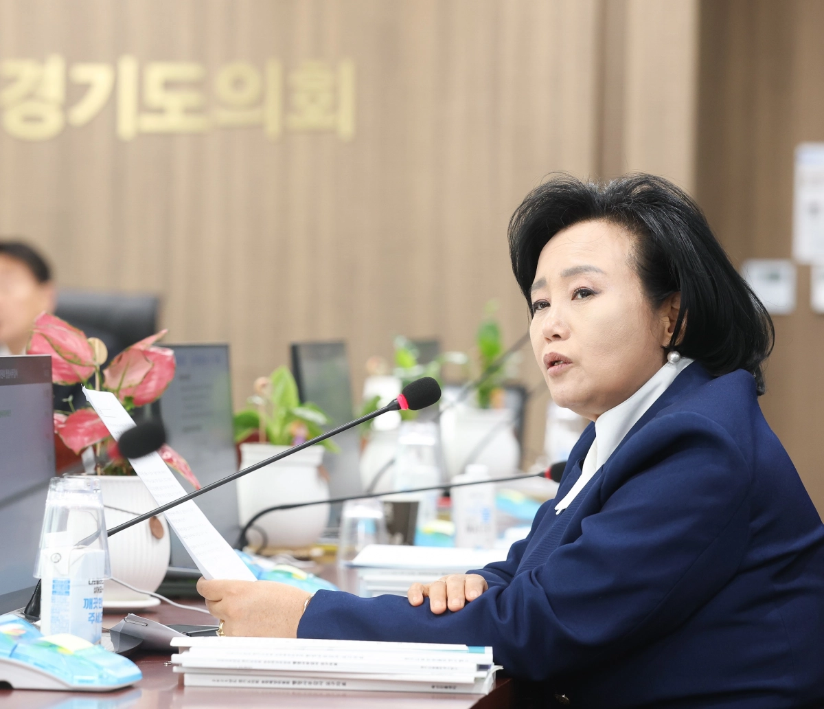 정윤경 부의장이 경기도농수산진흥원 대상 2025년도 행정사무감사에서 피감기관을 상대로 질의하고 있다.(사진=경기도의회)