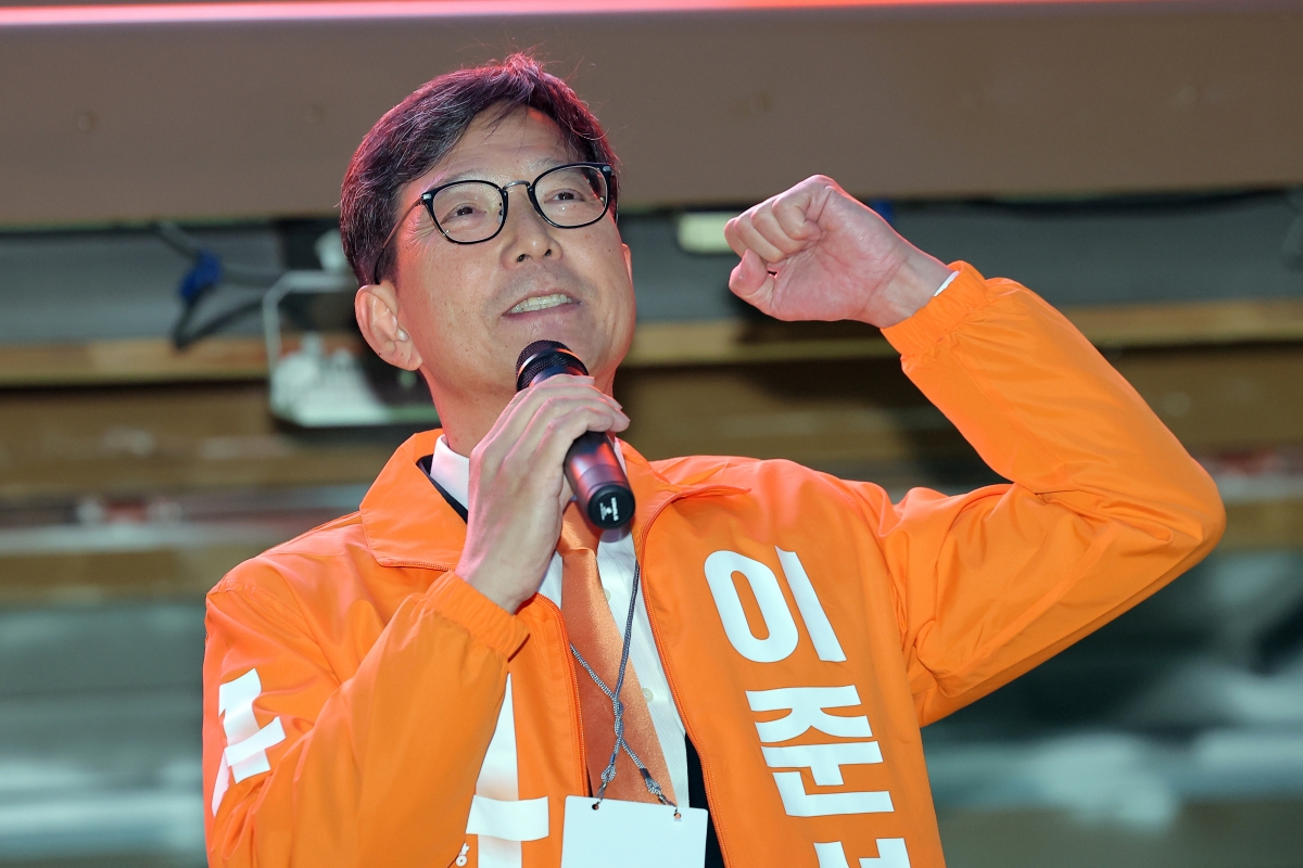 함익병 개혁신당 공동선대위원장이 12일 서울 중구 청계광장에서 열린 이준석의 집중유세에서 찬조연설을 하고 있다.  2025.5.12 뉴스1