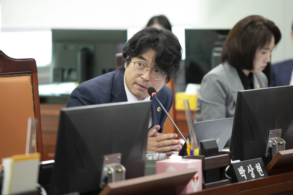 박상현 의원이 14일 경기도의회 기획재정위원회 종합감사에서 피감기관을 상대로 질의하고 있다.(사진=경기도의회)