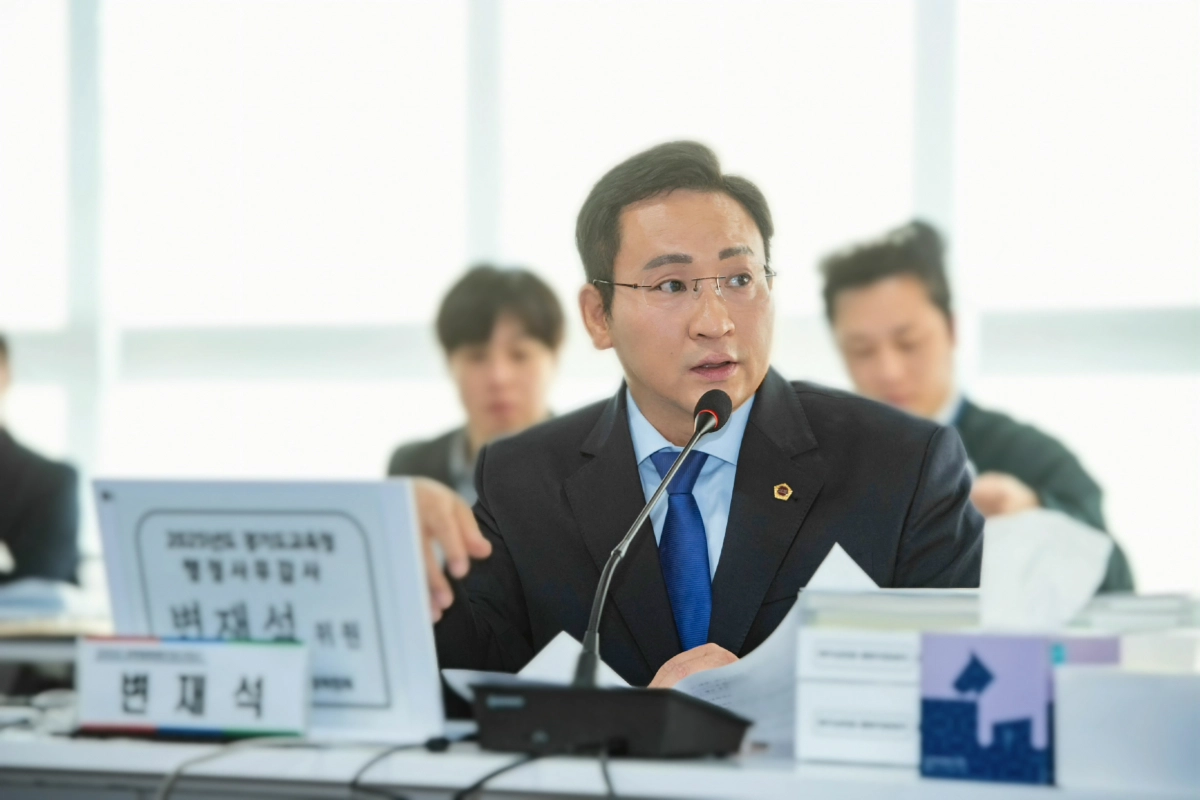 변재석 의원이 20일 열린 경기도의회 제387회 정례회 교육행정위원회 행정사무감사 총괄에서 피감기관을 상대로 질의하고 있다.(사진=경기도의회)