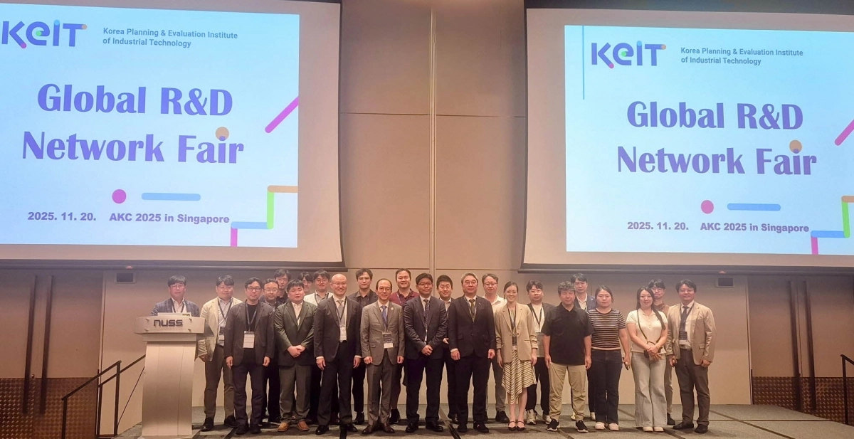 한국산업기술기획평가원 서용원 경영전략부원장, 문승기 싱가포르 한인과학기술협회장을 포함한 참여 인사 단체 사진. 한국산업기술기획평가원 제공