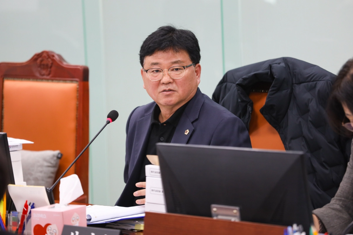 성기황 의원이 18일 경기도교육청 학교교육국, 유보통합준비단, 교원인사정책과를 대상으로 한 2025년도 행정사무감사에서 피감기관을 상대로 질의하고 있다.(사진=경기도의회)