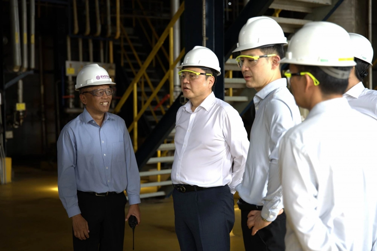 표경원(왼쪽 두 번째) 대표를 비롯한 애경케미칼 임직원들이 새롭게 인수한 공장을 둘러보고 있다. 애경케미칼 제공