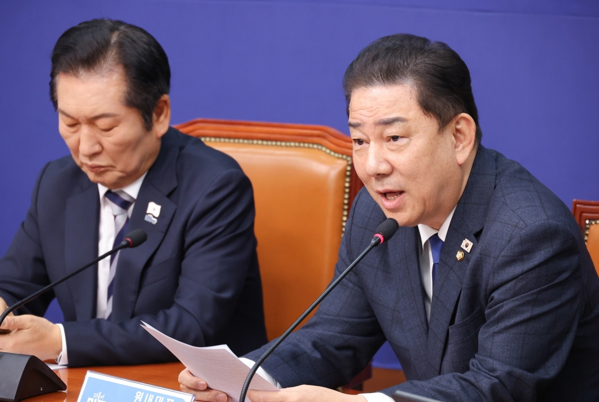 깁병기(오른쪽) 더불어민주당 원내대표가 21일 국회에서 열린 최고위원회의에서 발언하고 있다. 왼쪽은 정청래 대표. 연합뉴스