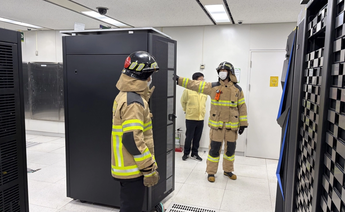 전남도가 20일 정보시스템실 화재 대응 모의훈련을 하고 있다.