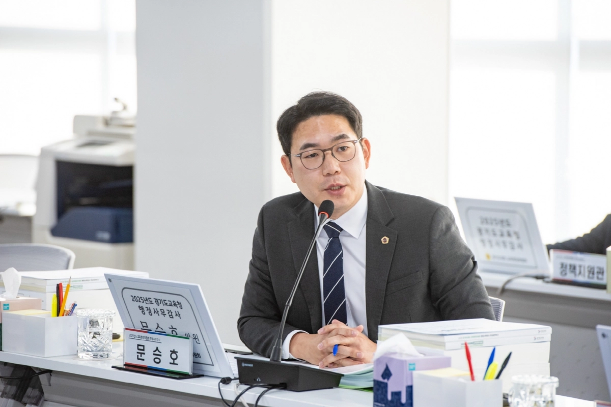 문승호 의원이 20일 경기도교육청을 대상으로 진행한 행정사무감사에서 피감기관을 상대로 질의하고 있다.(사진=경기도의회)