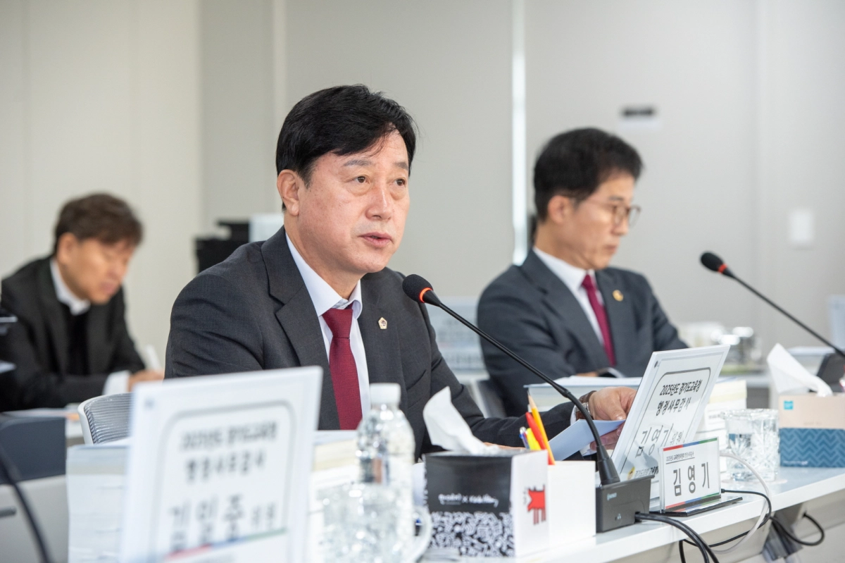 김영기 의원이 20일 경기도교육청 총괄 행정사무감사에서 피감기관을 상대로 질의하고 있다.(사진=경기도의회)