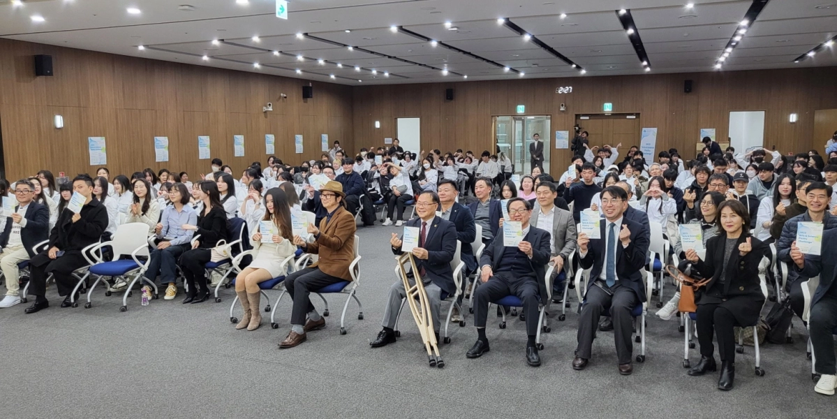 20일 경기도의회 대회의실에서 열린 ‘2025년 베이킹 레시피 경연대회’에서 박재용 의원을 비롯한 참석자들이 기념촬영을 하고 있다.(사진=경기도의회)