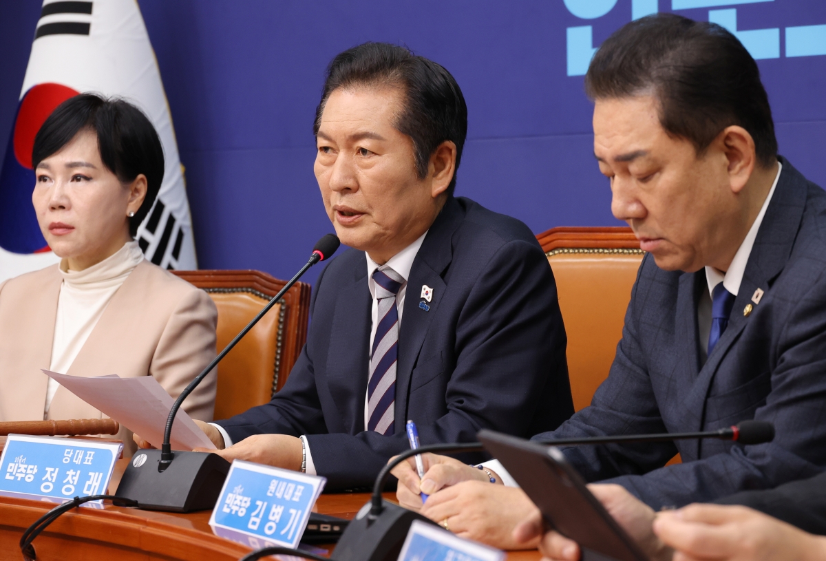 정청래(가운데) 더불어민주당 대표가 21일 서울 여의도 국회에서 열린 최고위원회의에서 발언하고 있다. 왼쪽부터 전현희 최고위원, 정 대표, 김병기 원내대표. 연합뉴스