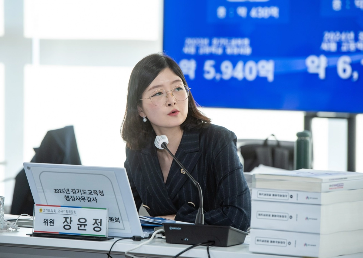 장윤정 의원이 19일 열린 2025년도 경기도교육청 총괄 행정사무감사에서 피감기관을 상대로 질의하고 있다.(사진=경기도의회)