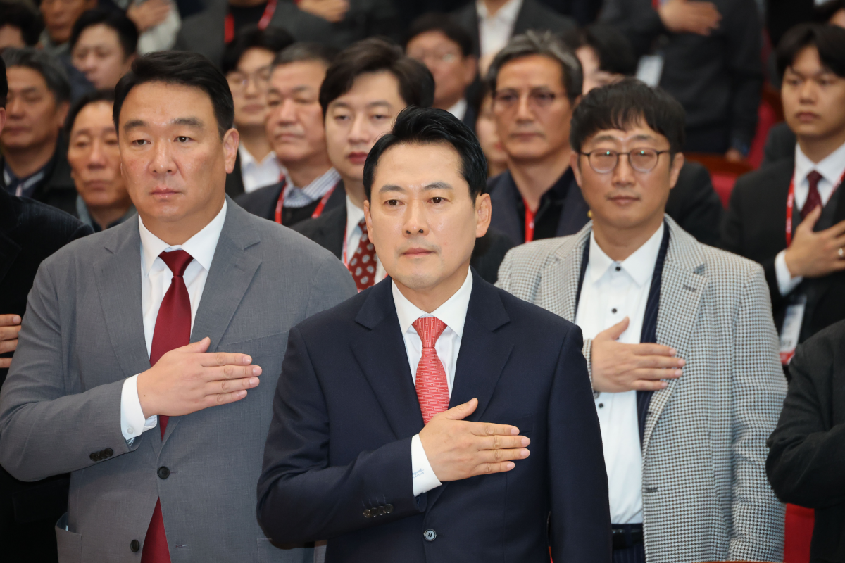 국민의힘 장동혁 대표가 20일 서울 강남구 SETEC컨벤션센터에서 열린 2025 전국 당협 사무국장 직무연수 및 성과공유회에 참석해 국기에 경례를 하고 있다. 연합뉴스