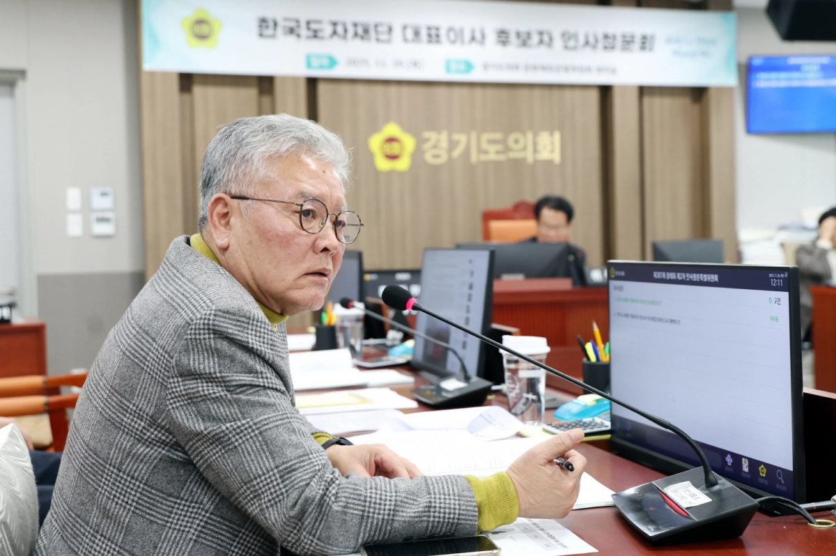 홍원길 의원이 20일 진행된 한국도자재단 대표이사 후보자 인사청문회에서 후보자를 상대로 질의하고 있다.(사진=경기도의회)