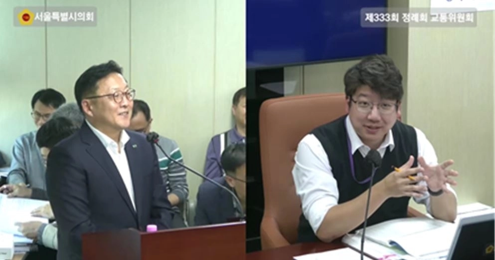 제333회 서울시의회 정례회 교통위원회 행정사무감사 당시 증인으로 출석한 한신공영(왼쪽) 측에 서부선 출자를 권유하는 문성호 의원(오른쪽)