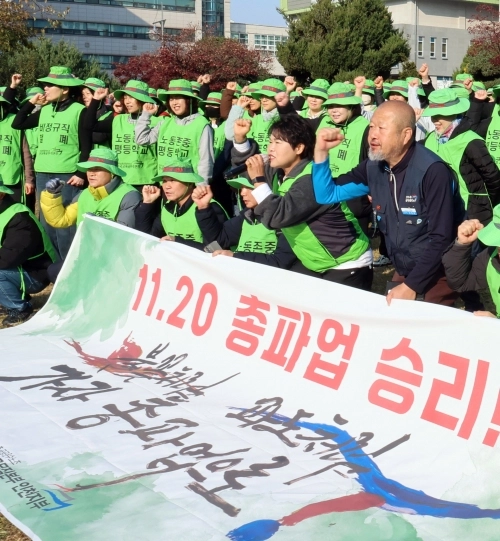 [인천=뉴시스] 전진환 기자 = 학교 급식·돌봄 비정규직 노동자들이 파업에 돌입한 20일 오전 인천 남동구 인천시교육청 앞에서 전국교육공무직본부 인천지부 조합원들이 서울 국회의사당 인근에서 열리는 집회 참석을 앞두고 구호를 외치고 있다. 2025.11.20. amin2@newsis.com