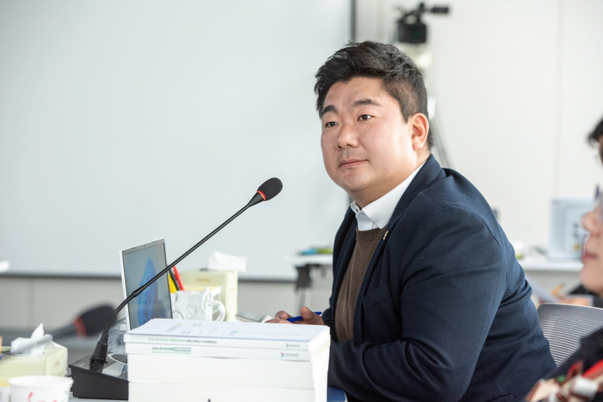 장한별 의원이 20일 경기도교육청 남부청사에서 열린 경기도교육청 총괄 2025년 행정사무감사에서 피감기관을 상대로 질의하고 있다.(사진=경기도의회)