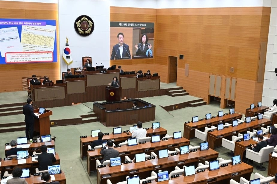 지난 20일 제333회 정례회 제3차 본회의 시정질문에서 오세훈 시장에게 질의하는 이영실 의원