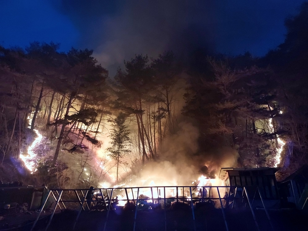 20일 오후 5시 23분쯤 불이 난 강원도 인제군 기린면 현리의 야산 현장. 연합뉴스