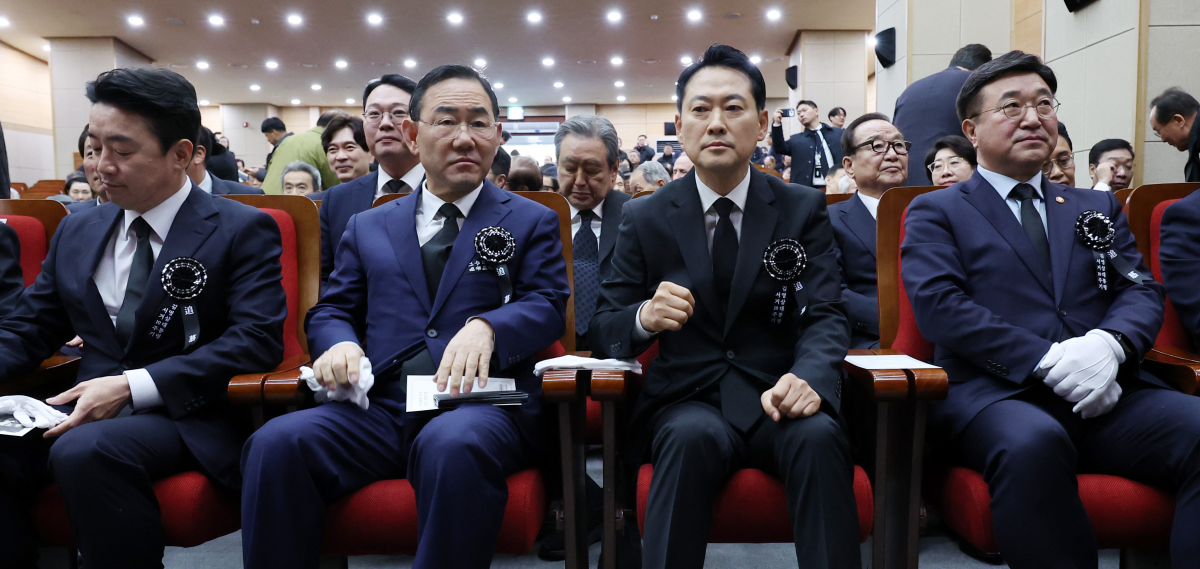 강훈식(왼쪽부터) 대통령실 비서실장, 주호영 국회부의장, 장동혁 국민의힘 대표, 윤호중 행정안전부 장관이 21일 오전 서울 동작구 국립서울현충원 현충관에서 열린 김영삼 대통령 서거 10주기 추모식에서 참석하고 있다. 뉴시스