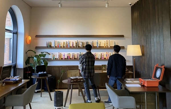 《더 쇼 머스트 고우 온 The Show Must Go On》 전시 모습