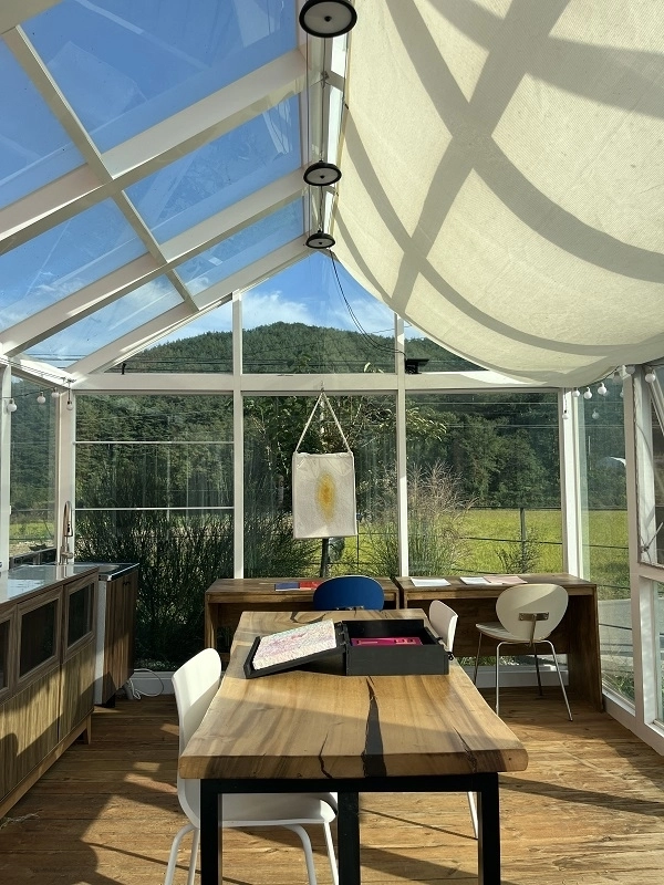 《더 쇼 머스트 고우 온 The Show Must Go On》 전시 모습