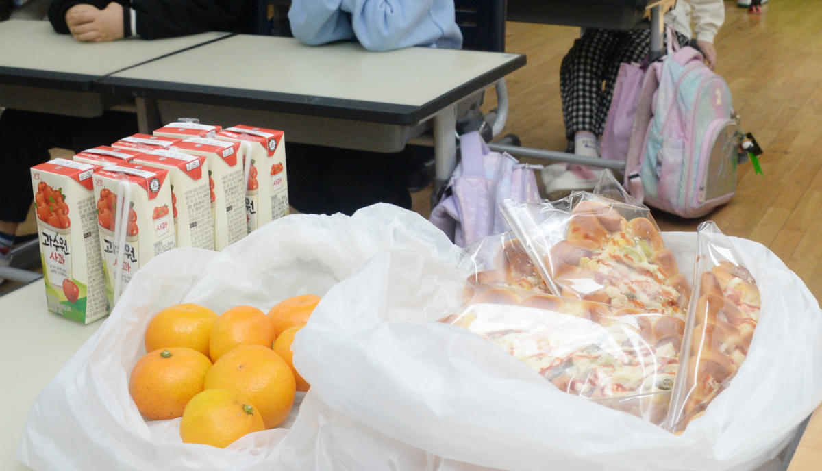 21일 전북 한 초등학교 교실에 대체 급식으로 빵과 음료가 놓여 있다. 뉴시스