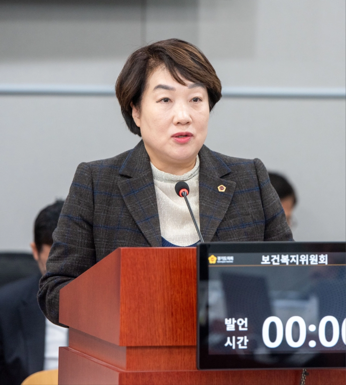 지미연 의원이 ‘경기도 사회복지 인공지능 서비스 활용 촉진 지원 조례안’ 제안설명을 하고 있다.(사진=경기도의회)