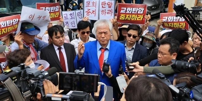 전광훈 사랑제일교회 목사가 지난 8월 서울 성북구 사랑제일교회 앞에서 서울서부지법 폭력 사태와 자신이 무관하다는 취지로 말하고 있다.  연합뉴스