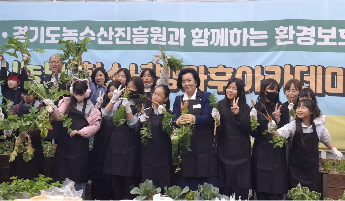 정윤경 부의장이 20일 군포시청소년수련관 청소년방과후아카데미에서 열린 ‘도시농부 청소년방과후아카데미 옥상텃밭 활동 보고회’에서 참여 청소년들과 함께 기념촬영을 하고 있다.(사진=경기도의회)