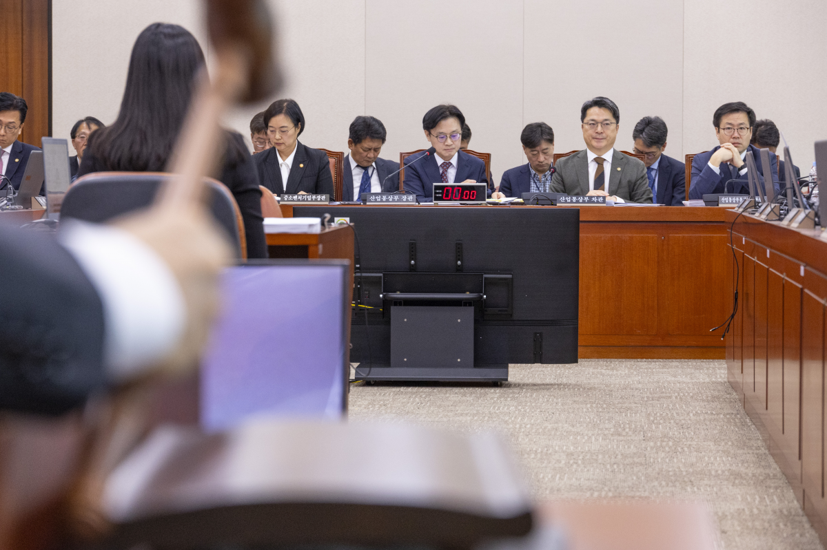 김정관 산업통상부 장관과 한성숙 중소벤처기업부 장관을 비롯한 차관들이 21일 국회 산업통상자원중소벤처기업위원회에서 열린 전체회의에 출석해 철강 산업을 지원하는 ‘K-스틸법’ 가결을 지켜보고 있다. 연합뉴스