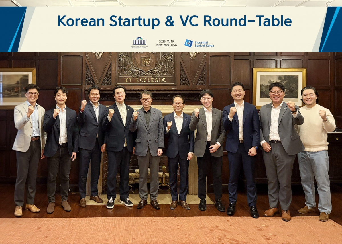 지난 19일(현지시간) 미국 뉴욕 하버드클럽에서 열린 ‘한국계 스타트업·벤처캐피털(VC) 간담회’ 참석자들이 기념 촬영을 하고 있다. 왼쪽부터 김대용 김씨마켓 대표, 에디 리 화이트스타캐피탈 파트너, 이성환 SV인베스트먼트 미국법인 이사, 강민국 국민의힘 의원, 김성태 IBK기업은행장, 강준현 더불어민주당 의원, 우성훈 아모지 대표, 유정석 법무법인 폴리호그 파트너 변호사 등.  IBK기업은행 제공