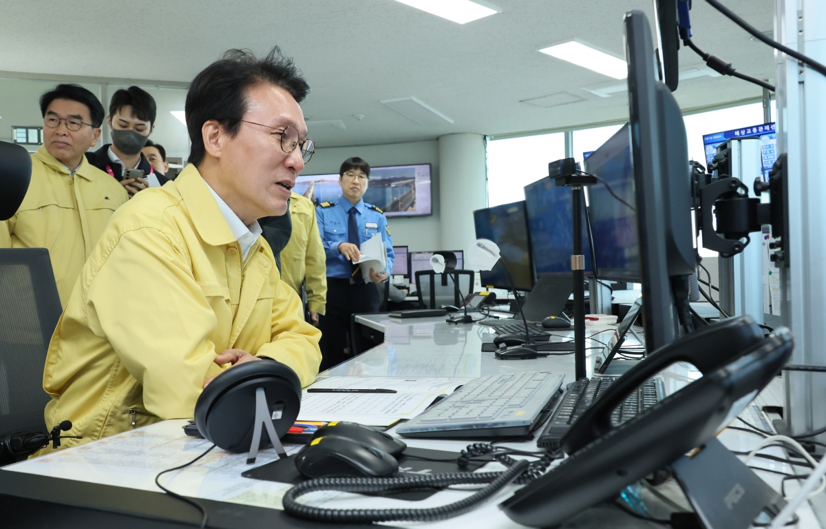 인천항 VTS 찾은 김민석 국무총리, 관제업무 현장점검