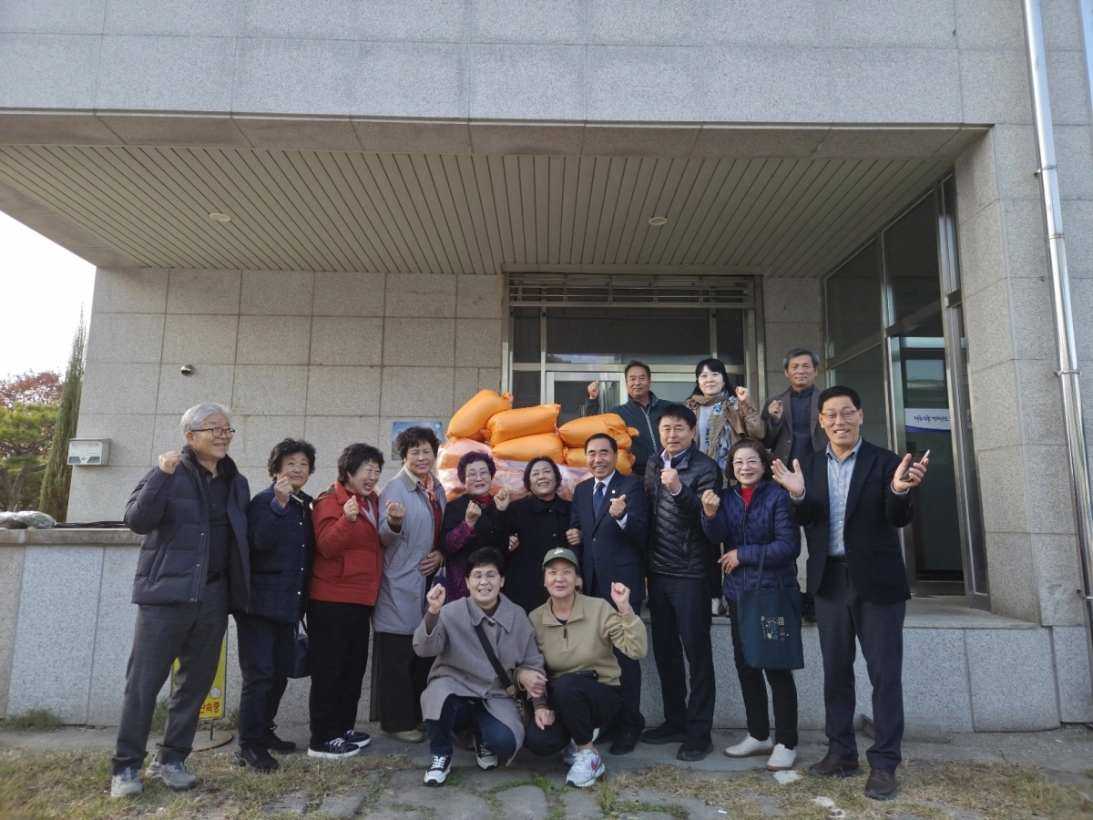 순천시 별량면 송천 마을에 있는 송천정미소가 별량면사무소에 백미 20㎏ 66포(약 460만원 상당)를 기탁했다.