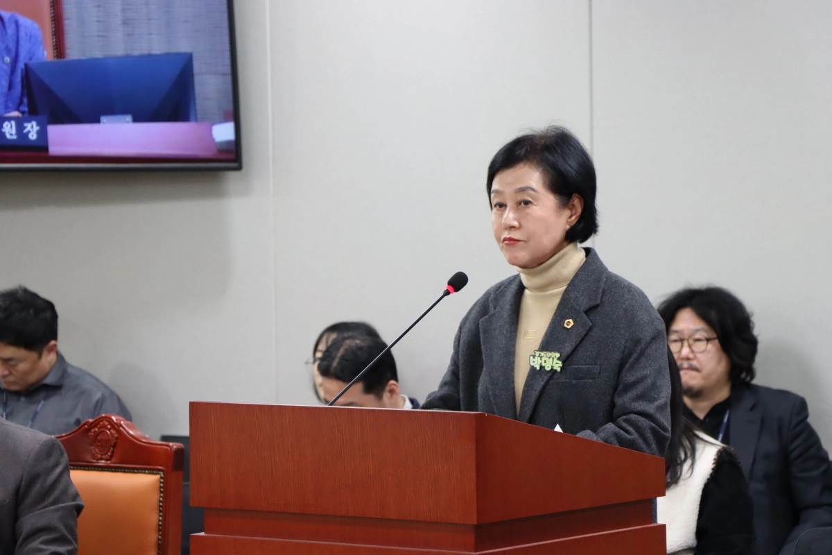 박명숙 의원이 대표발의한 ‘경기도 지방정원 지원 조례안’ 제안설명을 하고 있다.(사진=경기도의회)