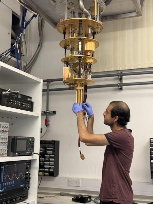 연구팀이 양자 시계의 작동 자체와 측정에 드는 엔트로피적 비용을 측정하기 위한 준비를 하고 있다.  영국 옥스퍼드대 제공