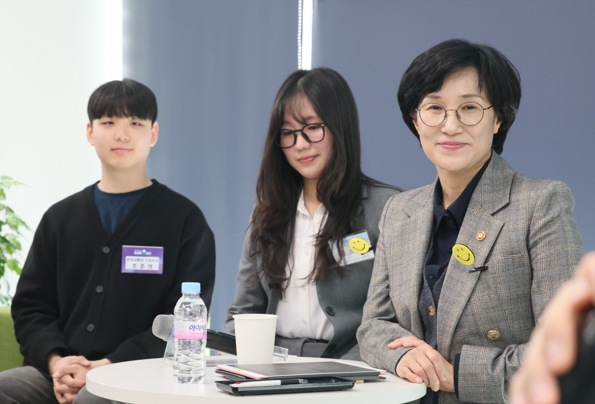 원민경 장관, 제2차 성평등 토크콘서트 ‘소다팝’ 참석     (서울=연합뉴스) 원민경 성평등가족부 장관이 10일 충북 청주시 오창 과학산업단지에서 열린 제2차 성평등 토크콘서트 ‘소다팝’에 참여해 토론을 하고 있다. 2025.11.10 [성평등가족부 제공. 재판매 및 DB 금지]