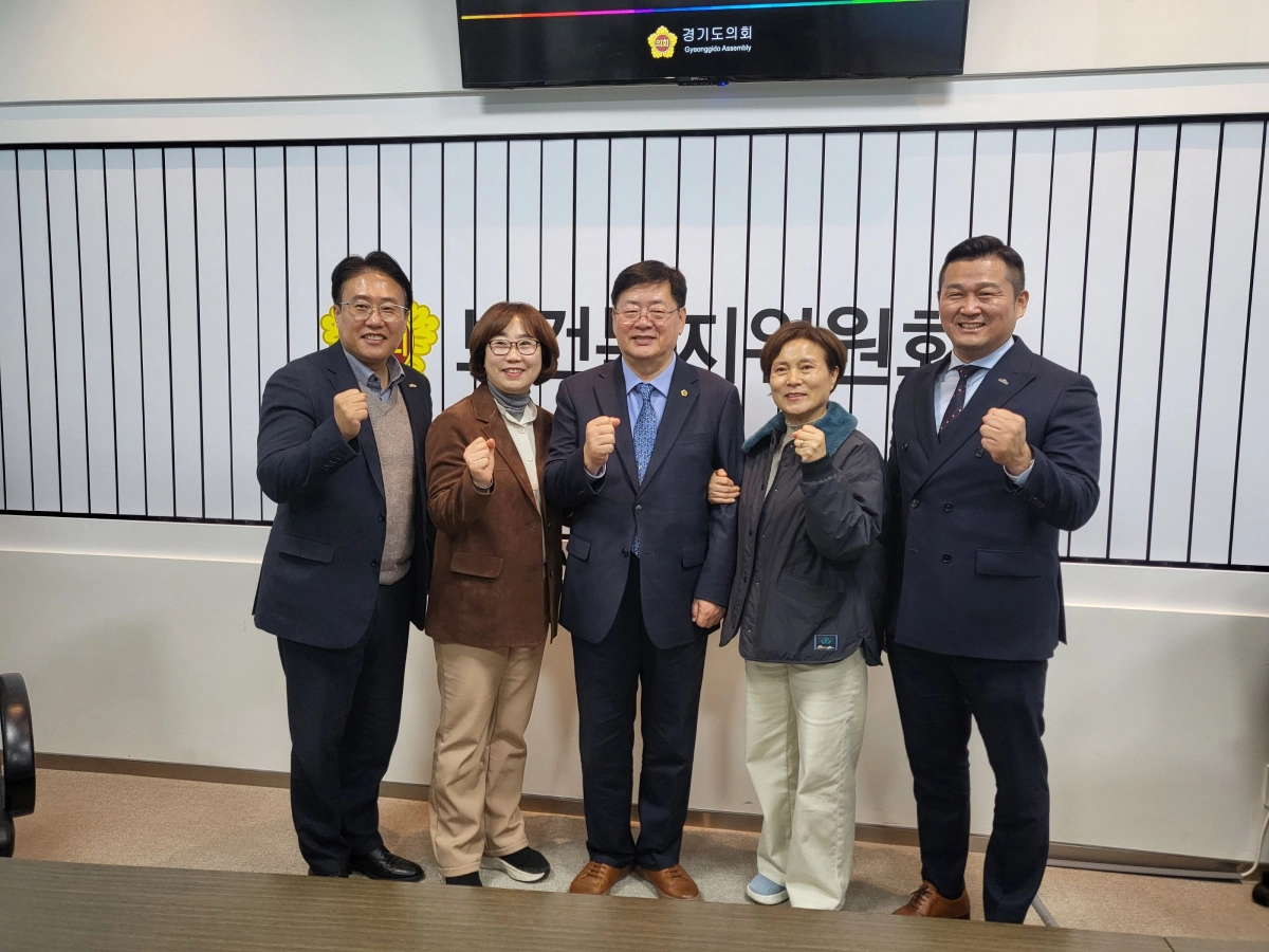 이선구 의원 21일 경기도의 2026년 복지예산 대폭 삭감 문제와 관련해 장애인 협회 등 단체를 만나 간담회를 진행하고 기념촬영을 하고 있다.(사진=경기도의회)