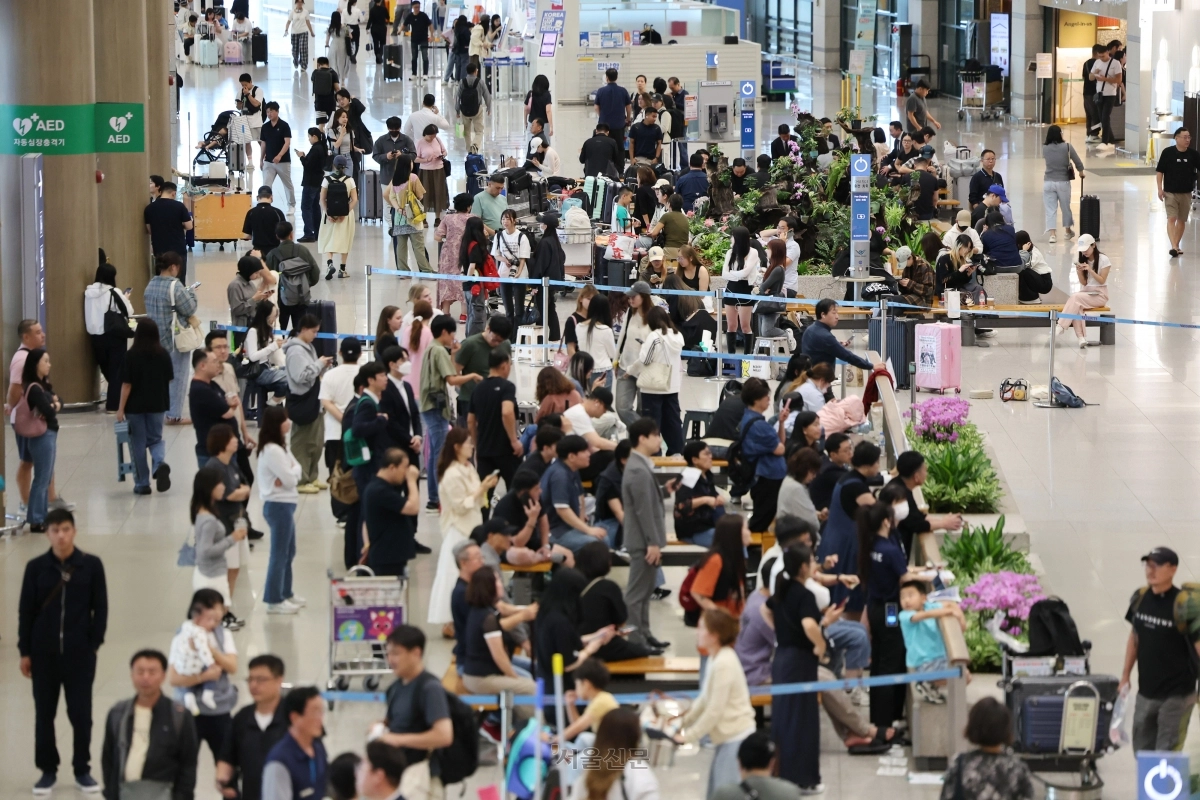 중국인 단체관광객 무비자 입국 첫날인 29일 인천국제공항을 통해 외국인 관광객들이 입국하고 있다. 2025.09.29 홍윤기 기자