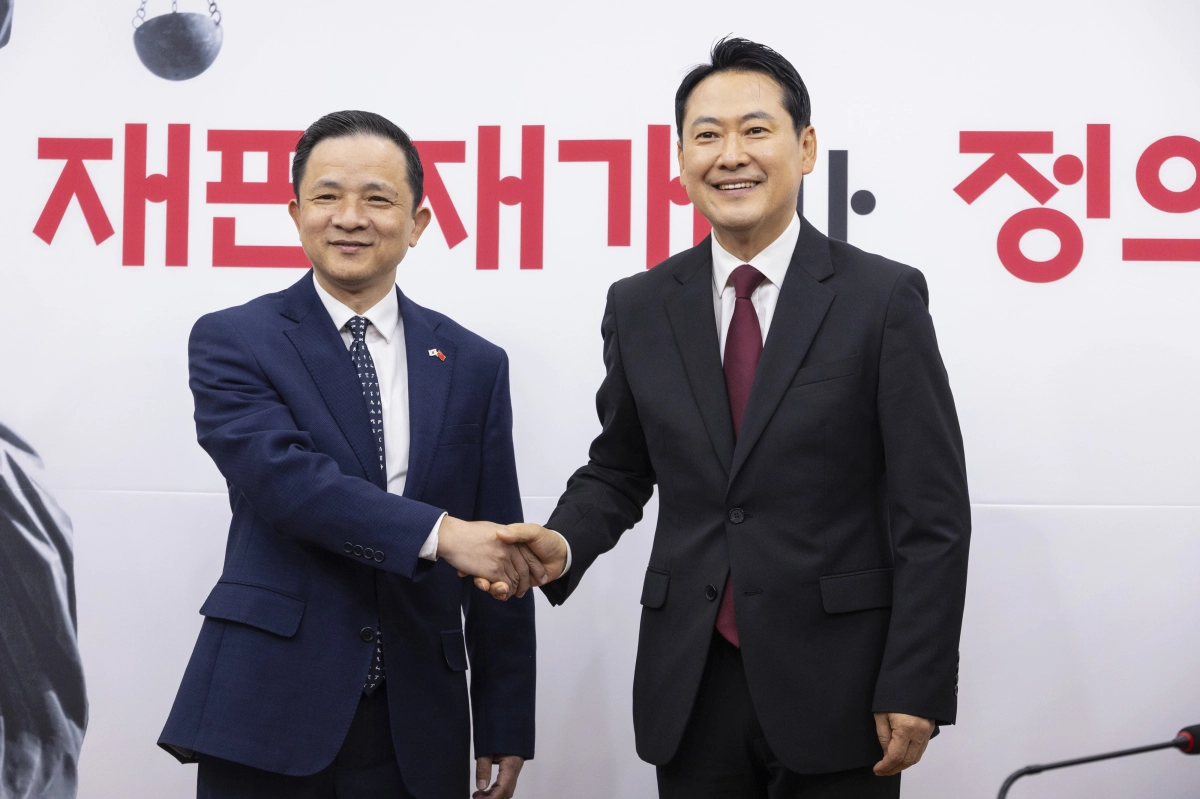 국민의힘 장동혁 대표와 다이빙 주한 중국대사가 21일 국회에서 만나 악수하고 있다. 연합뉴스