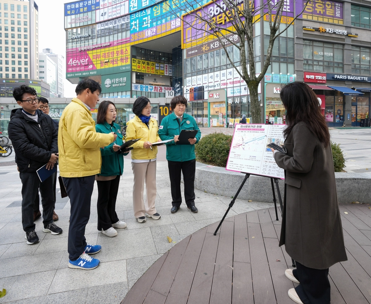 하남시의회 자치행정위원회 소속 의원들이 지난 20일 2025년 행정사무감사를 앞두고 미사 문화거리를 방문해 담당부서로부터 보고를 받고 있다. 하남시의회 제공