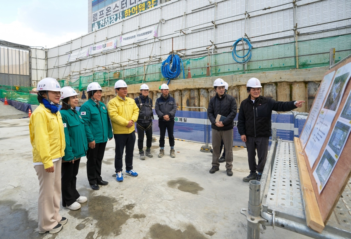 하남시의회 자치행정위원회 소속 의원들이 지난 20일 2025년 행정사무감사를 앞두고 학암동‘위례 복합체육시설’ 공사 현장을 방문해 관계자로부터 사업 추진 현황을 청취하고 있다. 하남시의회 제공