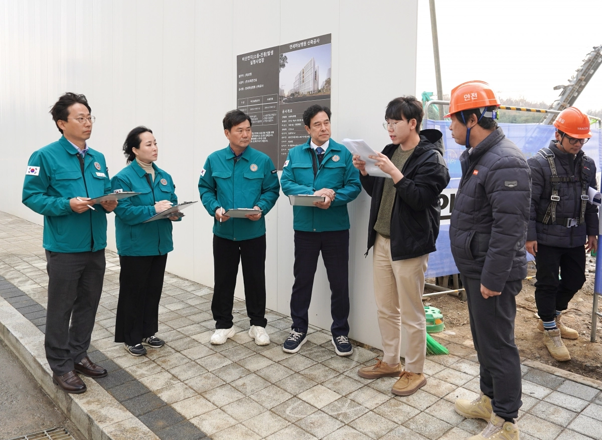 하남시의회 도시건설위원회 소속 의원들이 지난 20일 오후 2025년 행정사무감사를 앞두고 풍산동 소재 연세하남병원 신축 공사 현장을 방문해 도로점용 미준수에 의한 안전사고 예방 관련 질의응답을 하고 있다. 하남시의회 제공